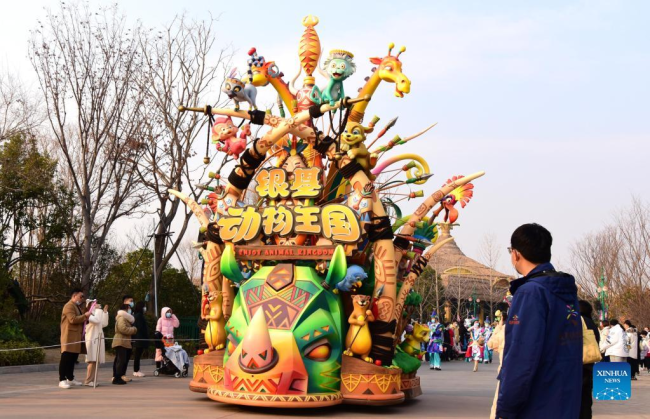 Τουρίστες παρακολουθούν μια παράσταση σε ένα πάρκο με θέμα τα ζώα στο Τζενγκτζόου, στην επαρχία Χενάν της κεντρικής Κίνας, στις 2 Ιανουαρίου 2022. (Xinhua/Zhu Xiang)