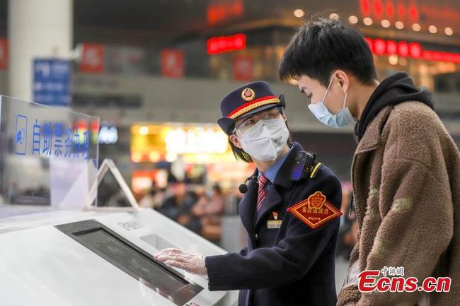 Επιβάτες κάνουν check-in στο σιδηροδρομικό σταθμό Ναντσάνγκ στην επαρχία Τζιανγκσί της ανατολικής Κίνας, 3 Ιανουαρίου 2021. (Φωτογραφία/China News Service)