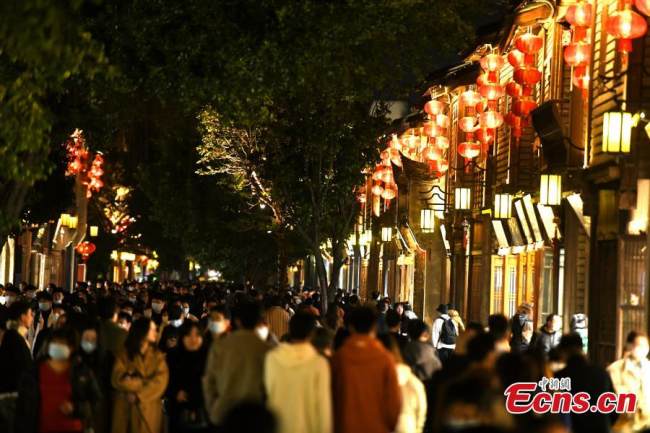 Ο κόσμος χαίρεται την νυχτερινή ομορφιά του φωτισμένου Φουτζιέν κάνοντας βόλτα στα μαγαζιά.