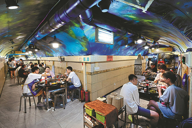 Εστιατόριο για χότποτ μέσα σε ένα πρώην καταφύγιο στο δήμο Γιουτζόνγκ του Τσονγκτσίνγκ