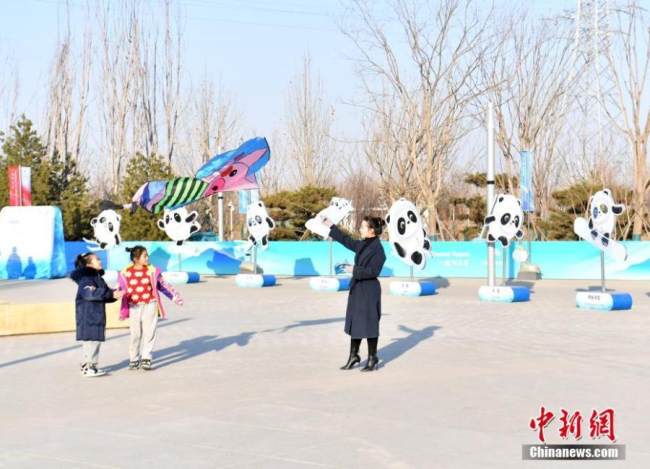 Πολίτες πετούν χαρταετό στη Χειμερινή Ολυμπιακή Πολιτιστική Πλατεία Σιονγκ’άν, 11 Ιανουαρίου 2022. (Φωτογραφία: China News Service)