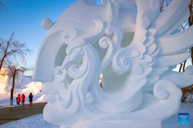 Η φωτογραφία που τραβήχτηκε στις 14 Ιανουαρίου 2022 δείχνει ένα γλυπτό από χιόνι που κέρδισε το πρώτο βραβείο κατά τη διάρκεια του 28ου Διαγωνισμού Γλυπτικής Χιονιού στη Διεθνή Έκθεση Χιονογλυπτικής Τέχνης Harbin Sun Island στο Χαρμπίν, στην επαρχία Χεϊλοτζιάνγκ της βορειοανατολικής Κίνας. (Xinhua/Zhang Tao) 