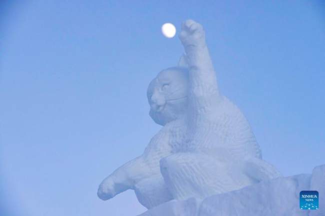 Η φωτογραφία που τραβήχτηκε στις 14 Ιανουαρίου 2022 δείχνει ένα γλυπτό από χιόνι κατά τη διάρκεια του 28ου Διαγωνισμού Γλυπτικής Χιονιού στο Χαρμπίν στη Διεθνή Έκθεση Χιονογλυπτικής του Harbin Sun Island στο Χαρμπίν, στην επαρχία Χεϊλοτζιάνγκ της βορειοανατολικής Κίνας. (Xinhua/Zhang Tao) 