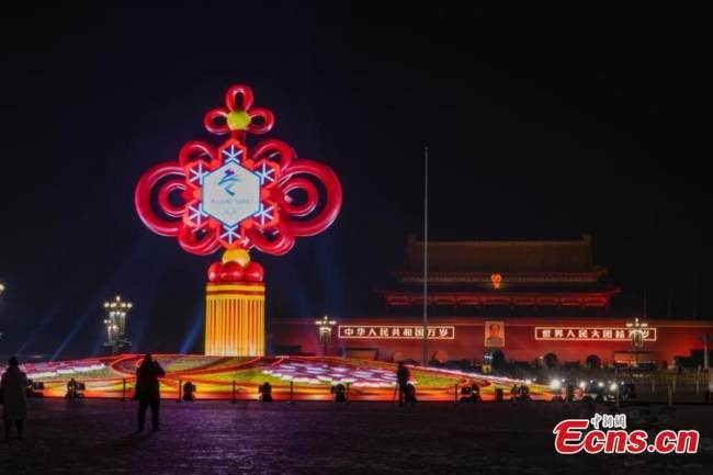 Μια γιγάντια διακόσμηση σε σχήμα κινέζικου κόμπου για τους Χειμερινούς Αγώνες του Πεκίνου 2022 στην πλατεία Τιενανμέν, Πεκίνο, 20 Ιανουαρίου 2022. (Φωτογραφία: China News Service/Sheng Jiapeng)