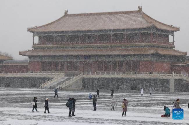 Τουρίστες απολαμβάνουν το χιονισμένο τοπίο στην Απαγορευμένη Πόλη, στο Πεκίνο 20 Ιανουαρίου 2022. 