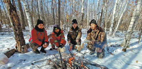 Η Σιου Τσουνμέι (δεύτερη δεξιά) περιπολεί στα δάση με την ομάδα της στην επαρχία Χεϊλοτζιάνγκ. (φωτογραφία / CHINA DAILY)