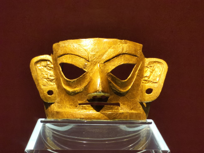 Μια χρυσή μάσκα που εκτίθεται στο Μουσείο Αρχαιολογικού Τόπου Τζινσά στο Τσενγκντού, στην επαρχία Σιτσουάν. [Η φωτογραφία παρέχεται στην China Daily]
