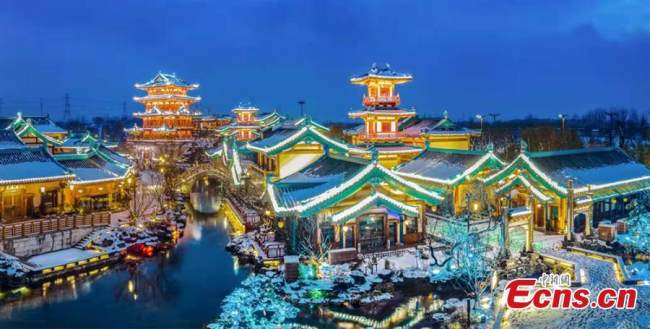 Η φωτισμένη κωμόπολη Τζινλίνγκ, μια ιστορική περιοχή με αρχαίο αρχιτεκτονικό στιλ σκεπασμένη με χιόνι μια νύχτα στο Ναντζίνγκ, την πρωτεύουσα της επαρχίας Τζιανγκσού της ανατολικής Κίνας. (Η φωτογραφία παρέχεται από την περιοχή Τζινλίνγκ)