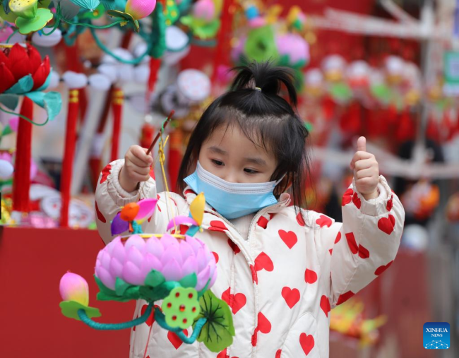 Ένα παιδί κρατά ένα φανάρι στην πόλη Ναντζίνγκ, στην επαρχία Τζιανγσού της ανατολικής Κίνας, 13 Φεβρουαρίου 2022.