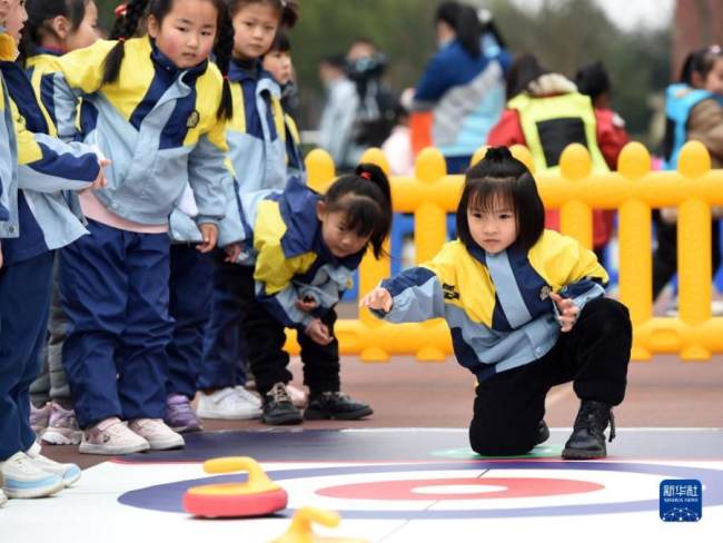Παιδιά από ένα νηπιαγωγείο στο Χεφέι, στην επαρχία Ανχούι της ανατολικής Κίνας, βιώνουν το «χόκεϊ πατώματος» στις 16 Φεβρουαρίου 2022. (φωτογραφία/Xinhua)