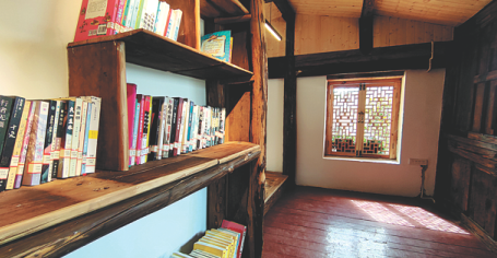Ένα ανακαινισμένο σπίτι με μια μικρή βιβλιοθήκη. (φωτογραφία/CHINA DAILY)