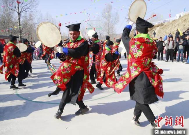 Μέλη της εθνότητας Του εκτελούν τον χορό Μπιανγκ-Μπιανγκ, έναν παραδοσιακό τελετουργικό χορό για να προσευχηθούν όλοι μαζί για καλή τύχη στην πόλη Χαϊντόνγκ, που βρίσκεται στην επαρχία Τσινγκχάι της βορειοδυτικής Κίνας, στις 22 Φεβρουαρίου 2022. (Φωτογραφία: China News Service)