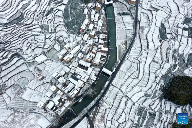 Αεροφωτογραφία που τραβήχτηκε στις 23 Φεβρουαρίου 2022 δείχνει το χιονισμένο χωριό Τζινχάνγκ κοντά στην πόλη Ντονγκγιάνγκ, της επαρχίας Τζετζιάνγκ της ανατολικής Κίνας. (Φωτογραφία Bao Kangxuan/Xinhua)