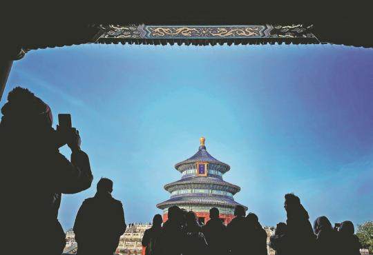 Οι επισκέπτες του Ναού του Ουρανού στο Πεκίνο απολαμβάνουν έναν καθαρό ουρανό τον Νοέμβριο. Οι δημοτικές αρχές ανακοίνωσαν επιτυχία στη βελτίωση της ποιότητας του αέρα της πόλης. (China Daily/Du Lianyi)