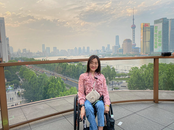 Η Τζάο Χονγκτσένγκ, δημιουργός σύντομων βίντεο στη Σαγκάη, μοιράζεται τις εμπειρίες της σχετικά με την προσβασιμότητα της πόλης για τα άτομα με αναπηρίες, στο διαδίκτυο. [Η φωτογραφία παρέχεται στην China Daily]