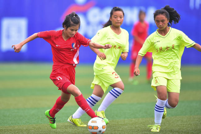 Μέλη της γυναικείας ομάδας ποδοσφαίρου Τσιονγκτζόνγκ στην επαρχία Χαϊνάν της νότιας Κίνας παρακολουθούν μια προπόνηση. (Η φωτογραφία είναι ευγενική προσφορά των συνεντευξιαζόμενων)