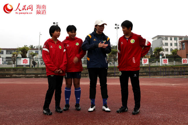 Η Τσεν Τσιαοτσούι, προπονητής της γυναικείας ομάδας ποδοσφαίρου Τσιονγκτζόνγκ στην επαρχία Χαϊνάν της νότιας Κίνας, δίνει οδηγίες στα μέλη της ομάδας. (People's Daily Online/Fu Wuping)
