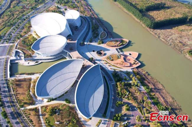Η αεροφωτογραφία δείχνει τους πέντε χώρους του Κέντρου Πολιτισμού και Τέχνης των Στενών στο Φουτζόου, οι οποίοι σχηματίζουν τη δομή πέντε πετάλων ενός γιγαντιαίου γιασεμιού, στην επαρχία Φουτζιέν της νοτιοανατολικής Κίνας, στις 9 Μαρτίου 2022. (Φωτογραφία: China News Service)