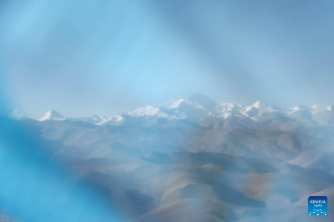 Η φωτογραφία που τραβήχτηκε στις 15 Μαρτίου 2022 δείχνει μια άποψη του Όρους Τσομολάνγκμα από την πόλη Σιγκάζε, της αυτόνομης περιοχής του Θιβέτ της νοτιοδυτικής Κίνας. (Xinhua/Zhou Dixiao)
