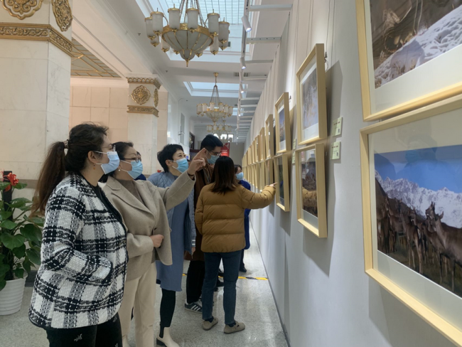 Το Εθνικό Παλάτι των Πολιτισμών των Εθνοτήτων στο Πεκίνο, διοργανώνει φωτογραφική έκθεση για τη ζωή και τον πολιτισμό των Γιουγκούρ. [Η φωτογραφία παρέχεται στην China Daily]