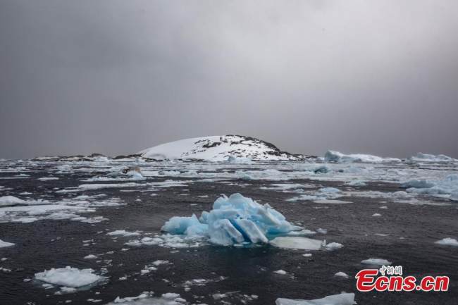 Φωτογραφία που τραβήχτηκε στις 7 Φεβρουαρίου 2022, δείχνει παγετώνες, πάγο και βουνά στο νησί Πέτερμαν, Ανταρκτική. (Φωτογραφία/VCG)