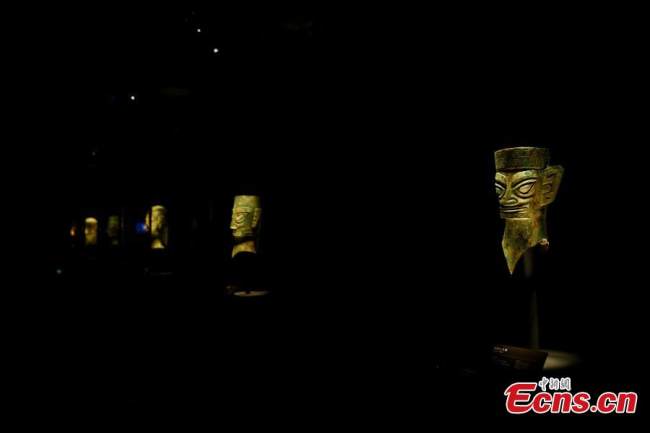 Χάλκινες προτομές εκτίθενται στο Μουσείο Σανσινγκντούι στην επαρχία Σιτσουάν της νοτιοδυτικής Κίνας, στις 29 Μαρτίου 2022. (Φωτογραφία: China News Service)
