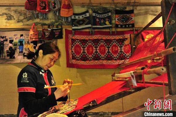 Η κληρονόμος της τέχνης του Σιλάν Καπού στην κομητεία Γιοουγιάνγκ του Τσονγκτσίνγκ. (Η φωτογραφία παρέχεται στην υπηρεσία China News Service από το Τμήμα Δημοσιότητας της κομητείας Γιοουγιάνγκ)