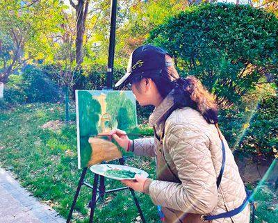 Η Μπάι Λι ενώ ζωγραφίζει την φύση. (Φωτογραφία δόθηκε από τον συνεντευξιαζόμενο)