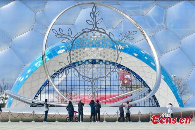 Τουρίστες επισκέπτονται το Ολυμπιακό Πάρκο του Πεκίνου, πρωτεύουσα της Κίνας, 6 Απριλίου 2020. (Φωτογραφία/VCG)