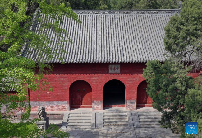 Αεροφωτογραφία που τραβήχτηκε στις 7 Απριλίου 2022 δείχνει τον ναό Χουισάν στην Ντενγκφένγκ (登封: Dēng fēng) της επαρχίας Χενάν (河南: Hénán) στην κεντρική Κίνα.