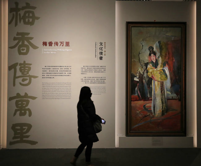 «Μέι Λανφάνγκ: Η τέχνη του, η ζωή του», μια έκθεση στο Εθνικό Μουσείο της Κίνας στο Πεκίνο, περιλαμβάνει έναν πίνακα, τη Θεά του Ποταμού Λούο, που απεικονίζει τον μαέστρο της Όπερας του Πεκίνου να παίζει τον πρωταγωνιστικό ρόλο σε ένα από τα έργα υπογραφής του. [Φωτογραφία/CHINA DAILY]