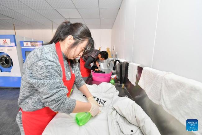 Νεαροί με αναπηρία καθαρίζουν ρούχα στο κέντρο απασχόλησης για άτομα με ειδικές ανάγκες στην περιοχή Μπαοντί, στο Τιεντζίν της βόρειας Κίνας, σε φωτογραφία από την 1η Μαρτίου 2022.