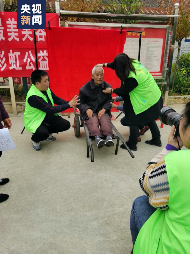 Η φωτογραφία δείχνει έναν ηλικιωμένο χωρικό με κινητικές δυσκολίες να ποζάρει για μια φωτογραφία μπροστά στον φακό της κάμερας της Γιανγκ. (Φωτογραφία/CCTV)