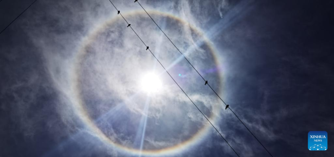 Η φωτογραφία από κινητό που τραβήχτηκε την 1η Μαΐου 2022 δείχνει ένα ηλιακό ‘φωτοστέφανο’ πάνω από το χωριό Τουιβά στην κομητεία Ναγκαρζέ στο Σαννάν, που βρίσκεται στην αυτόνομη περιοχή του Θιβέτ της νοτιοδυτικής Κίνας.