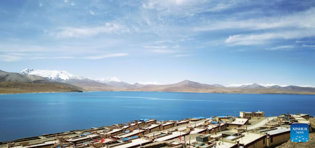 Η φωτογραφία που τραβήχτηκε από κινητό την 1η Μαΐου 2022 δείχνει το χωριό Τουιβά στην κομητεία Ναγκαρζέ στο Σαννάν, που βρίσκεται στην αυτόνομη περιοχή του Θιβέτ της νοτιοδυτικής Κίνας. Με υψόμετρο 5.070 μέτρων, το χωριό Τουιβά βρίσκεται στους πρόποδες του βουνού Μόνγκντα Κάνγκρι και δίπλα στη λίμνη Πούμα Γιούμκο. (φωτογραφία/Xinhua)