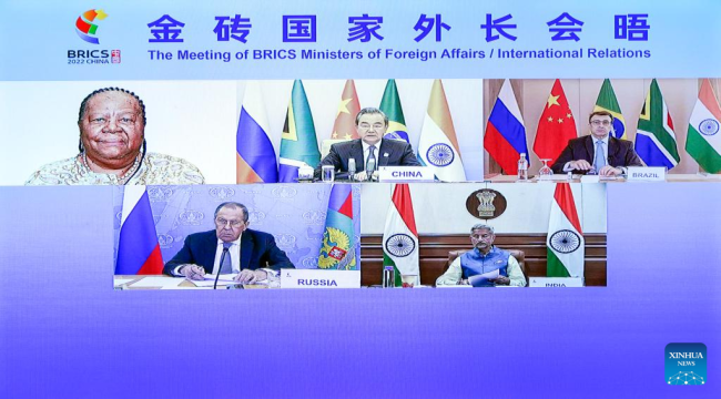 Ο Κινέζος Κρατικός Σύμβουλος και Υπουργός Εξωτερικών Γουάνγκ Γι ενώ προεδρεύει μιας συνεδρίασης των Υπουργών Εξωτερικών των BRICS μέσω βίντεο στο Πεκίνο, πρωτεύουσα της Κίνας, 19 Μαΐου 2022. Στη τηλεδιάσκεψη συμμετείχαν η υπουργός Διεθνών Σχέσεων και Συνεργασίας της Νότιας Αφρικής Ναλέντι Πάντορ, ο υπουργός Εξωτερικών της Βραζιλίας Κάρλος Φράνκα, ο Ρώσος υπουργός Εξωτερικών Σεργκέι Λαβρόφ και ο Ινδός υπουργός Εξωτερικών Σουμπραχμανιάμ Τζαϊσανκάρ. (φωτογραφία/Xinhua)