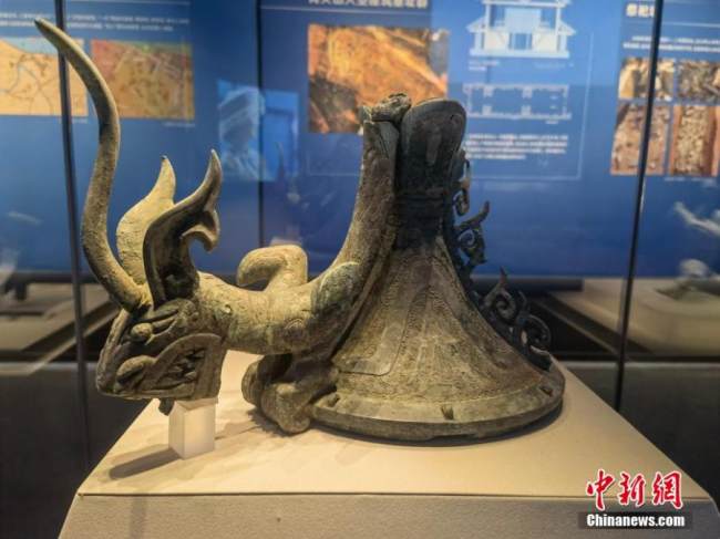Ένα χάλκινο αντικείμενο με σχήμα δράκου που λειτουργούσε ως κάλυμμα εμφανίζεται στο κοινό για πρώτη φορά στο Μουσείο Γιμπίν, στην επαρχία Σιτσουάν της Νοτιοδυτικής Κίνας, στις 18 Μαΐου 2022. (Φωτογραφία: China News Service) 