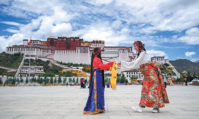 Οι τουρίστες επισκέπτονται το παλάτι Ποτάλα στη Λάσα, στην αυτόνομη περιοχή του Θιβέτ. (Φωτογραφία: He Penglei/China News Service)