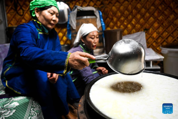 Η Τάο Γκάο (αριστερά) και η Αλτενζαγκάς παράγουν γαλακτοκομικά προϊόντα στο Λάβαρο Τζενγκλάν του Σιλινγκόλ, στην Αυτόνομη Περιοχή της Εσωτερικής Μογγολίας στην βόρεια Κίνα, σε φωτογραφίες από τις 27 Απριλίου 2022. [Xinhua/Lian Zhen]