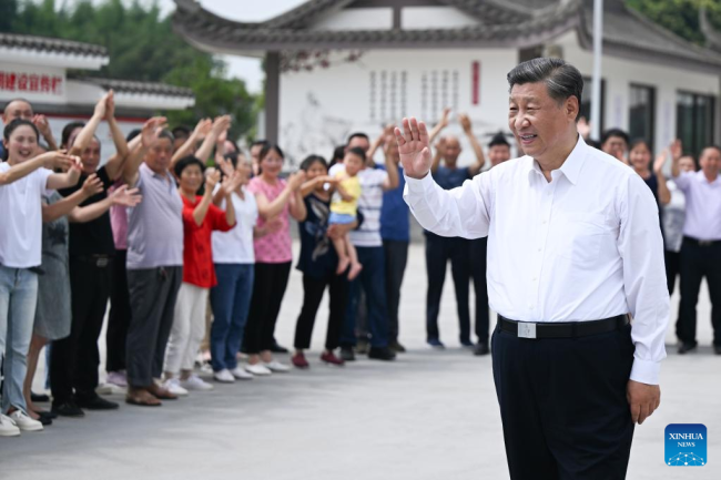 Ο Κινέζος Πρόεδρος Σι Τζινπίνγκ ενώ επισκέπτεται το χωριό Γιονγκφένγκ στην πόλη Μεϊσάν, στην επαρχία Σιτσουάν της νοτιοδυτικής Κίνας, 8 Ιουνίου 2022. (φωτογραφία/ Xinhua)
