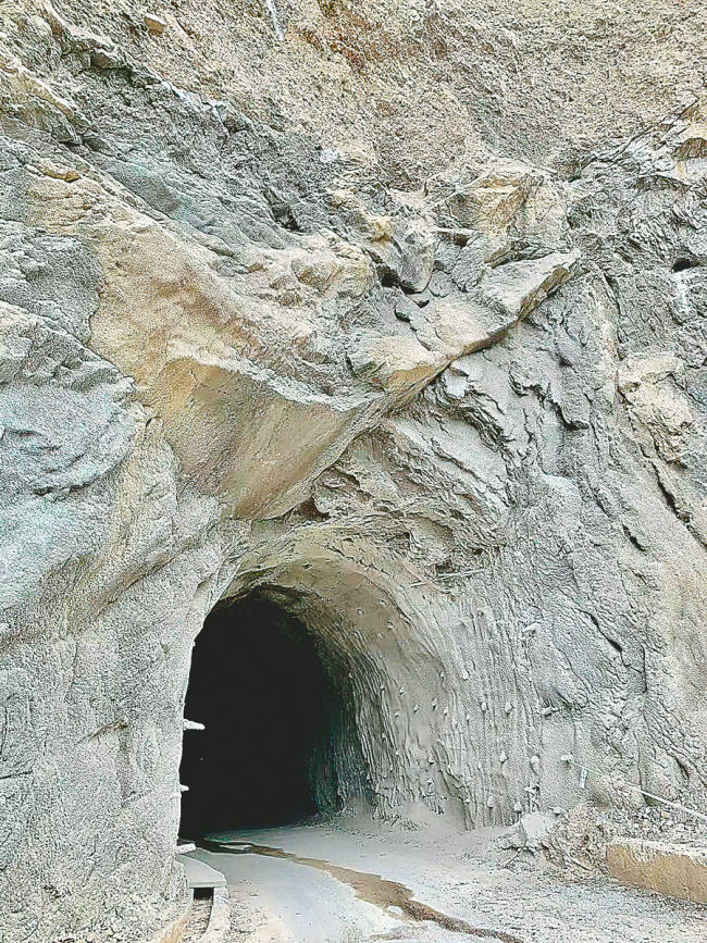 Το πιο δύσκολο κομμάτι της κατασκευής του δρόμου ήταν η διάνοιξη δύο τούνελ μέσα από βουνά κοντά στο χωριό. [Φωτογραφία από τον Erik Nilsson/China Daily]