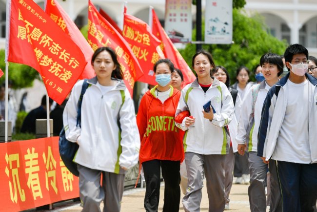 Οι μαθητές φεύγουν από ένα εξεταστικό κέντρο μετά την πρώτη τους δοκιμασία στο Χουτζόου, στην επαρχία Τζετζιάνγκ της Ανατολικής Κίνας, στις 7 Ιουνίου 2022. [Φωτογραφία/ chinadaily.com.cn]
