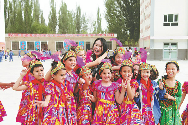 Η Λου Λου, μια δασκάλα από το Πεκίνο, επισκέπτεται την κομητεία για να εκπαιδεύσει τα παιδιά. [Η φωτογραφία παρέχεται στην China Daily]