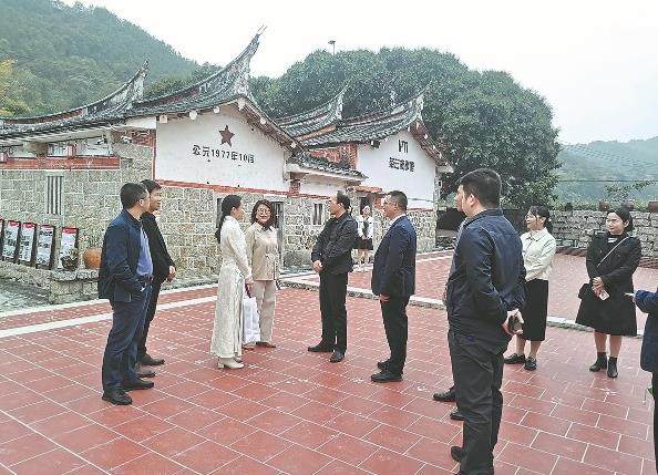 Η Χσου (τέταρτη από αριστερά) συνοδεύει αξιωματούχους της τοπικής κυβέρνησης για να επισκεφθούν την οικολογική αυλή 1977 Tea Cloud. [Η φωτογραφία παρέχεται στην China Daily]