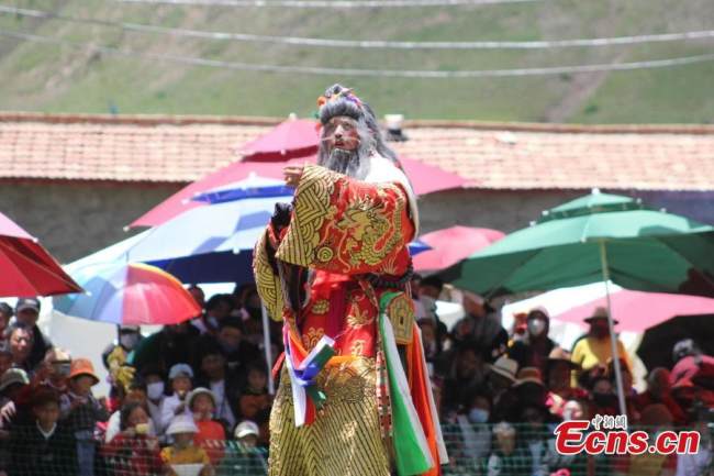 Ένας ερμηνευτής από τον Θίασο της Θιβετιανής Όπερας παίζει όπερα βασισμένη στο Έπος του Βασιλιά Γκεσάρ στην κομητεία Μπάνμα, στην επαρχία Τσινγκχάι. (Η φωτογραφία παρέχεται στην υπηρεσία China News Service) 