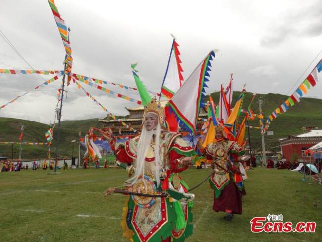 Καλλιτέχνες από τον Θίασο της Θιβετιανής Όπερας του Θιβέτ ανεβάζουν μια όπερα βασισμένη στο Έπος του Βασιλιά Γκεσάρ στην κομητεία Μπάνμα, στην επαρχία Τσινγκχάι. (Η φωτογραφία παρέχεται στην China News Service) 