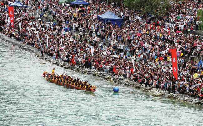 Οι θεατές παρακολουθούν έναν αγώνα ‘δράκων’ τον περασμένο Ιούνιο στον ποταμό Ντανίνγκ της κομητείας Γουσί στο Τσονγκτσίνγκ της Νοτιοδυτικής Κίνας.