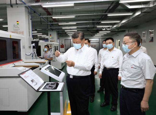 Ο Κινέζος Πρόεδρος Σι Τζινπίνγκ επισκέπτεται ένα εργαστήριο της HGLaser Engineering Co., Ltd. στην πόλη Γουχάν, πρωτεύουσα της επαρχίας Χουμπέι της κεντρικής Κίνας, 28 Ιουνίου 2022. (φωτογραφία/Xinhua)