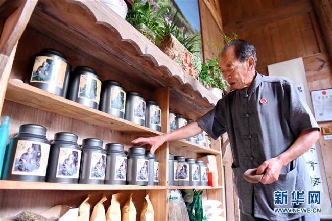 Ο Γουάνγκ Γκουανγκτσάο, ένας χωρικός στην κωμόπολη Σιαντάνγκ, ετοιμάζει τσάι του βουνού και τσάι από βότανα. Ήταν ένα από τα έξι άτομα που έγραψαν επιστολή με τα καλά νέα στον γενικό γραμματέα Σι Τζινπίνγκ.