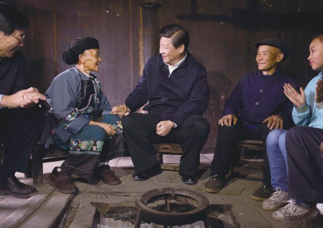 Στις 3 Νοεμβρίου 2013, ο Σι Τζινπίνγκ είχε μια εγκάρδια συνομιλία με την οικογένειά του Τζι Τσιγουέν στο σπίτι του, ενός χωρικού της εθνότητας των Μιάο στο χωριό Σιμπαντόνγκ, στην κομητεία Χουαγιουάν, στην επαρχία Χουνάν.